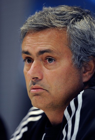 Hình ảnh HLV Mourinho như người mất hồn trong cuộc họp báo...